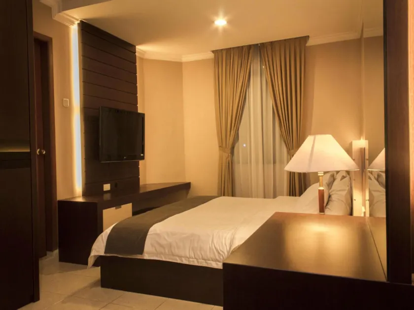 Travellers Suites Serviced Apartments - Image 1
