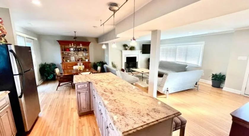 4 bedroom house with pool and backyard on bayside. - Image 1