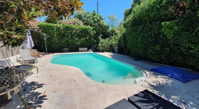 Bas de villa avec piscine - Image 1