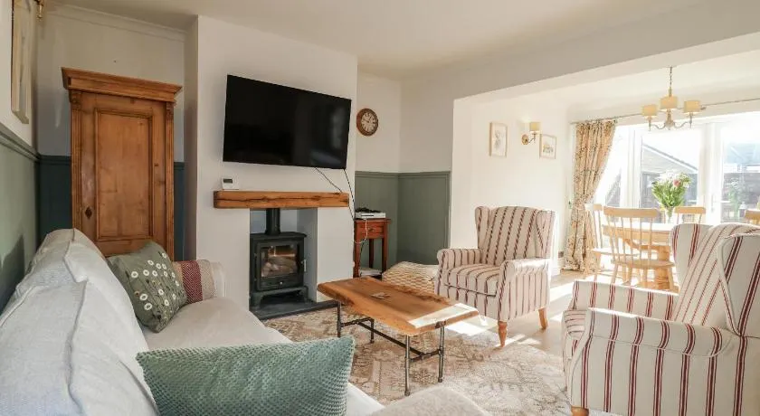 Parkfields Cottage - Image 1