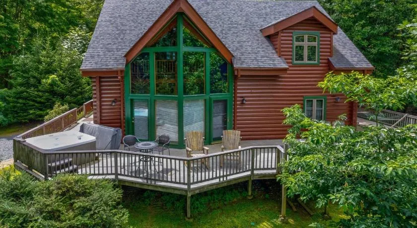 Misty Peak: cabaña de troncos ubicada en forma privada pero convenientemente ubicada a Boone. - Image 1