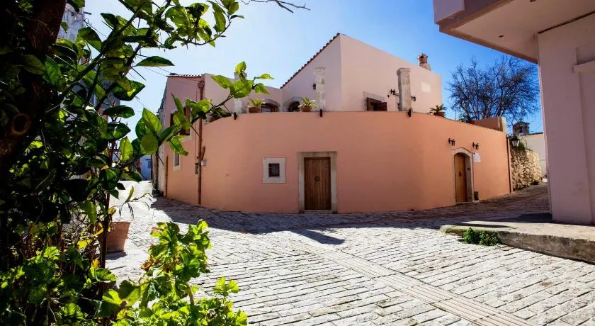 Ariadne Traditional Home - Image 1