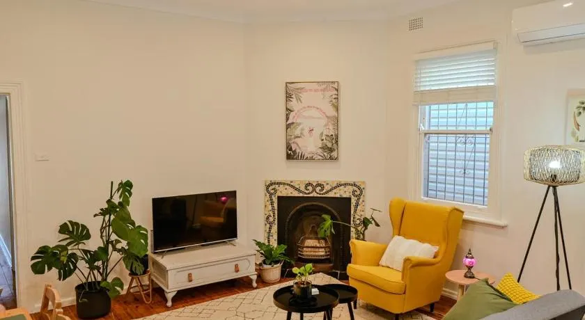 Cozy Newtown Terrace - Image 1