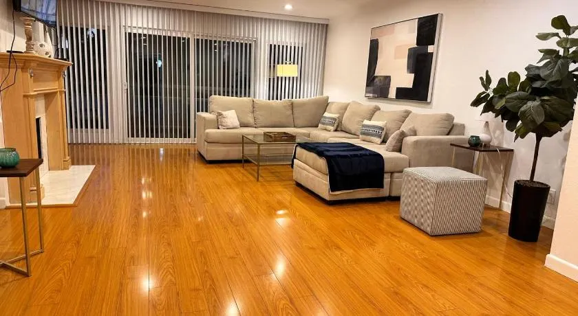 Venice Beach Lux Retreat Coastal Apartment Haven - Image 1