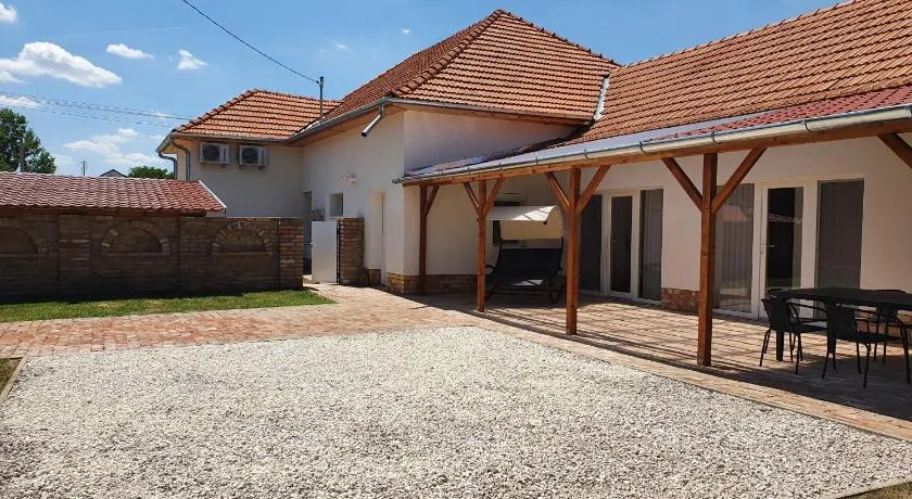 Família Apartman Cserkeszőlő - Image 1