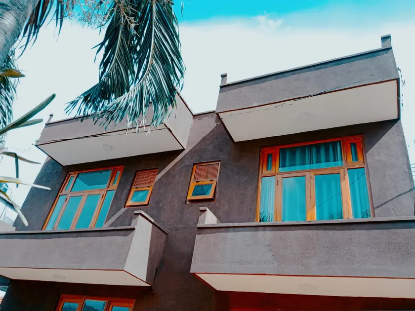 Cheerful 2 bedroom house with free parking - Image 1