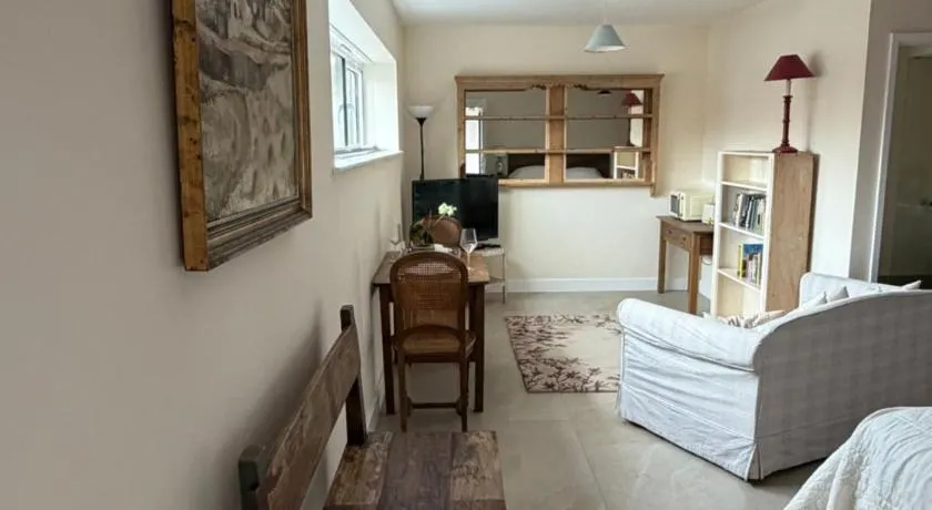 Private Superking-Twin ensuite with Kitchenette - Image 1