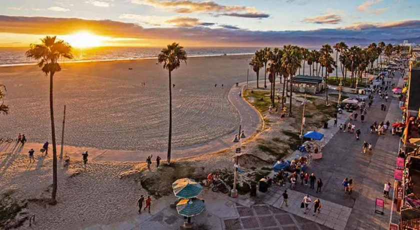 Walk to Santa Monica Beach & Pier I Free Parking! - Image 1