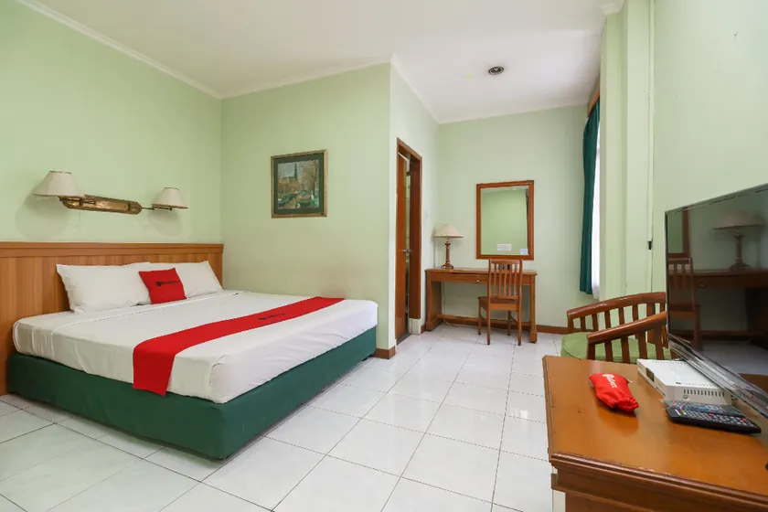 RedDoorz Plus near Kemang Raya - Image 1