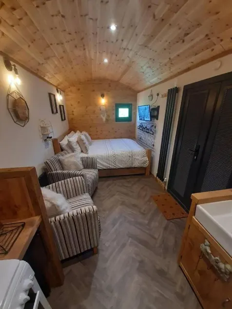 Anglesey new modern shepherds hut with spa hot tub - Image 1