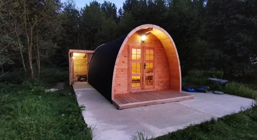 Charmant POD en bois près d'un plan d'eau - Image 1
