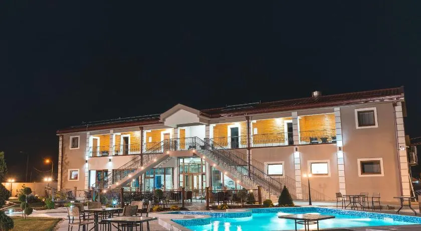 Hotel Royal Garden - Image 1