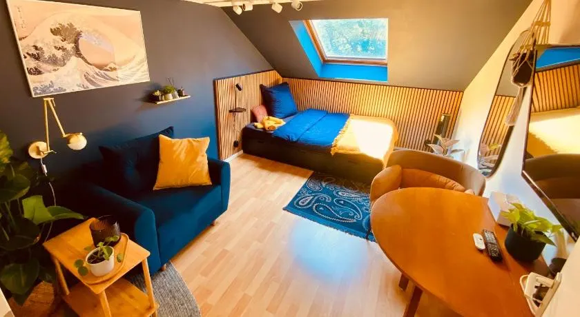 Modernes ruhiges Zimmer mit Ausblick ins Grüne - Image 1
