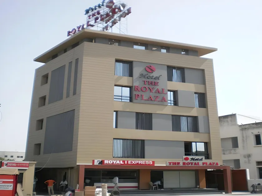 Hotel The Royal Plaza - Image 1