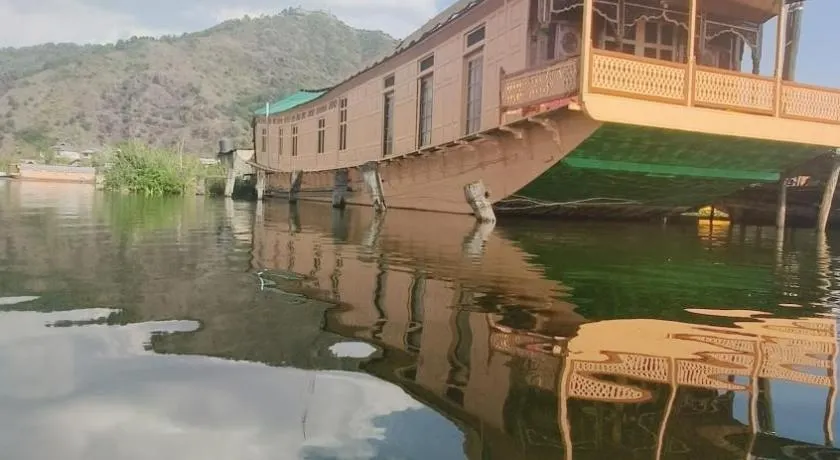 Houseboat Pride of India - Image 1