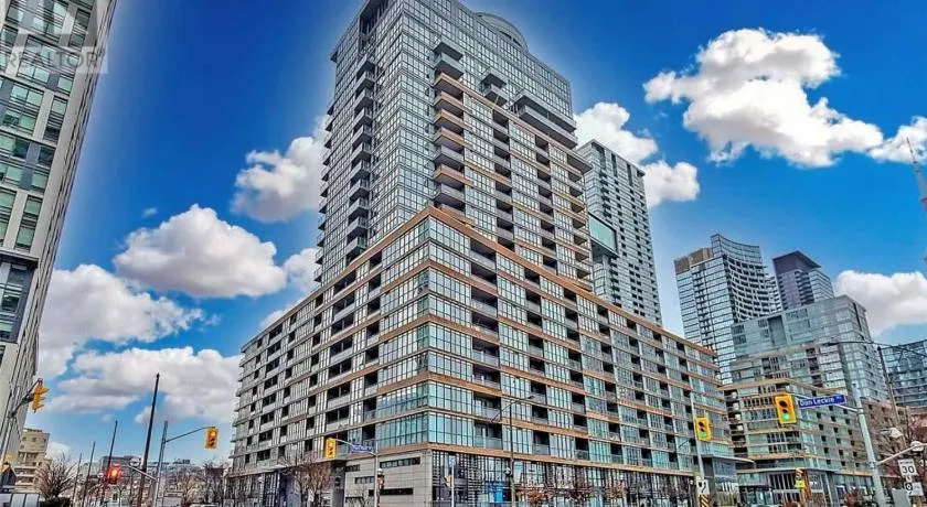 Beautiful and Central 3 Bedroom Condo with Parking - Image 1