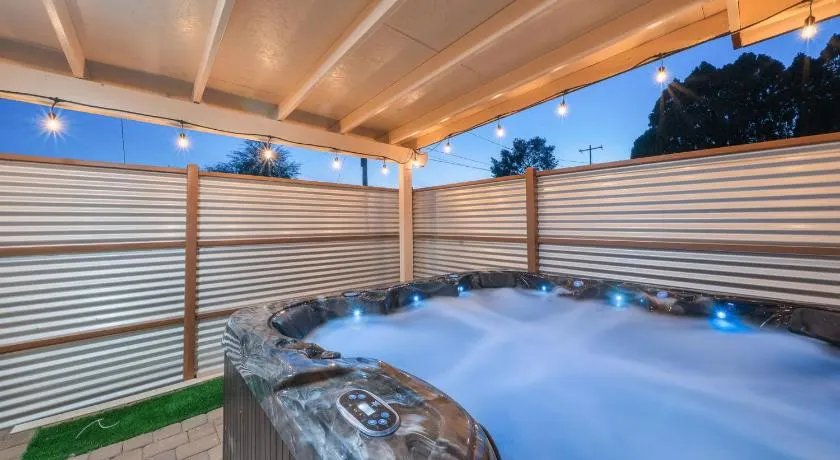 3BR 2BA Comfy Home with Jacuzzi - Image 1