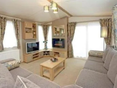 Roxbury 5 Star 6 berth Luxury Caravan - Image 1