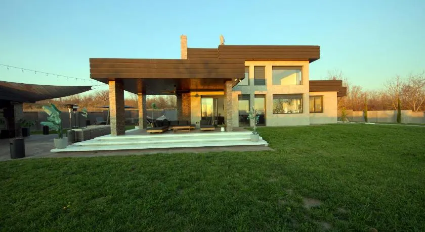 House California - Image 1