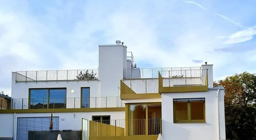 Beautiful Apartment with Parking, Brilliant Location - Image 1