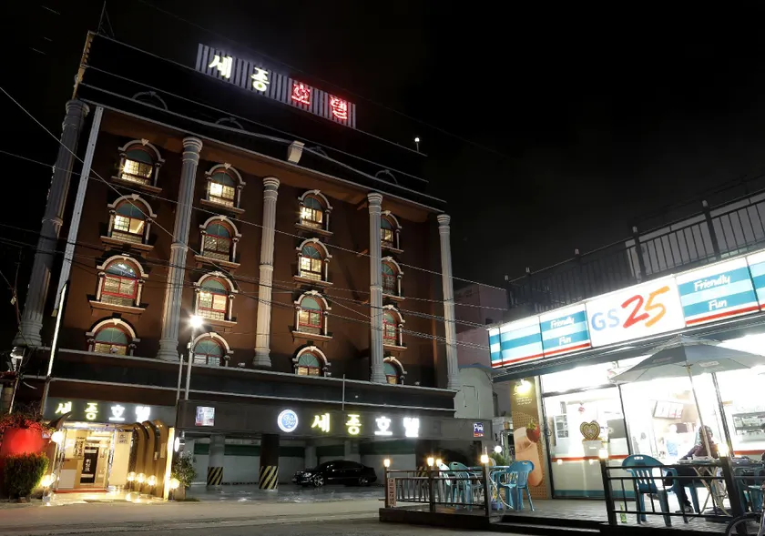 Gwangju Sejong Hotel - Image 1