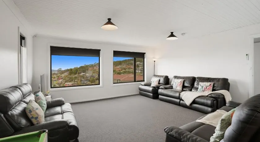 Stort hus, centralt beliggende med fantastisk udsigt - Image 1