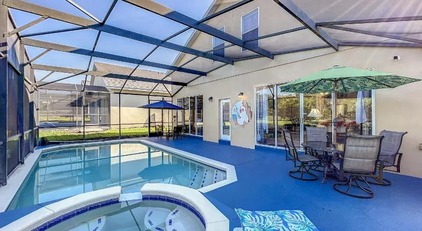 Family 5BR home w pool & arcade - Image 1