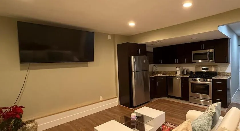 Private Guest House-Lake Ronkonkoma - Image 1