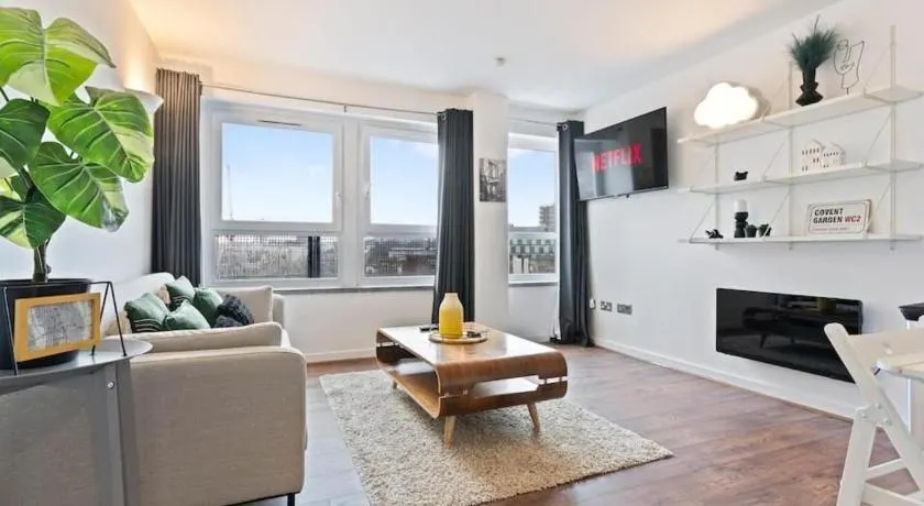 Cozy 1-bedroom home in Greater London - Image 1