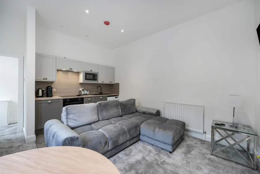 1-Bed Ground Floor Flat with Sofa Bed in Alexandria - 10 mins to Loch Lomond - Long Stays Welcome - Image 1