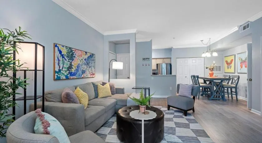 Spacious 1Bedroom Condo with Pool, Walk to the water - Image 1