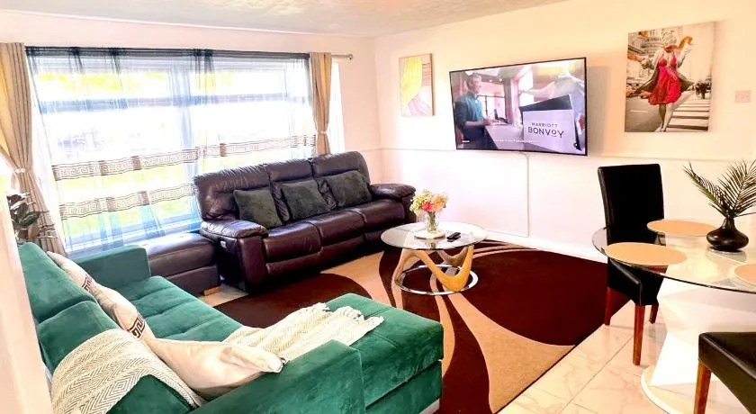 Colchester City Luxury With Free Parking and 5 G WIFI - Image 1