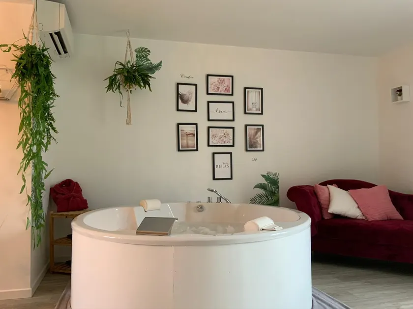 Suite L'echappee - Maison romantique - SPA & Sauna Privatif- Pole Dance - Lit rond avec miroir au plafond - Image 1