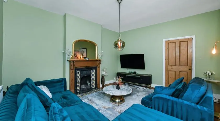 Convenient 3-Bed Near Bingham Station & Town Centre - Image 1