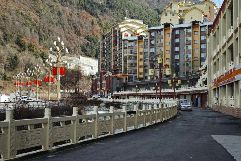 Kangding Liwan Yabuda Hotel - Image 1