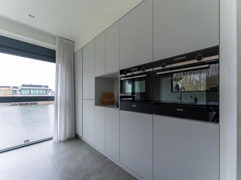 Waterfront holiday home in Arnemuiden - Image 1