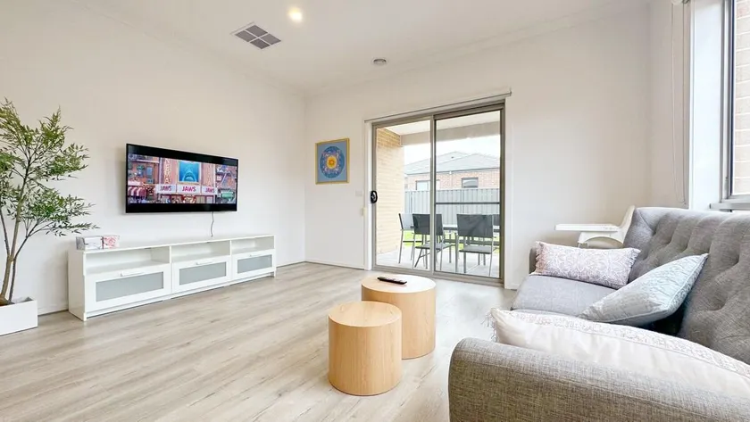 Open Range Zoo/Cozy Bed/Free Netflix/Android TV - Image 1