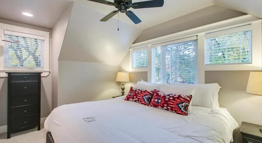 Blue Sky Bungalow - Image 1