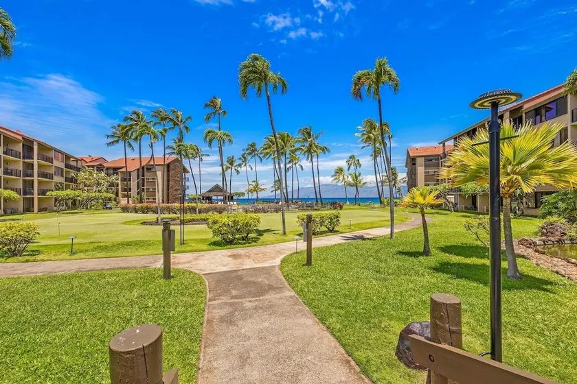 Appartement en copropriété convivial et familial avec jacuzzi et piscine chauffée | Vue sur l'eau | À côté de la plage - Image 1
