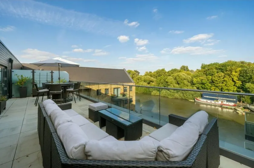 Serenity by the Water: 3-Bed London - Image 1