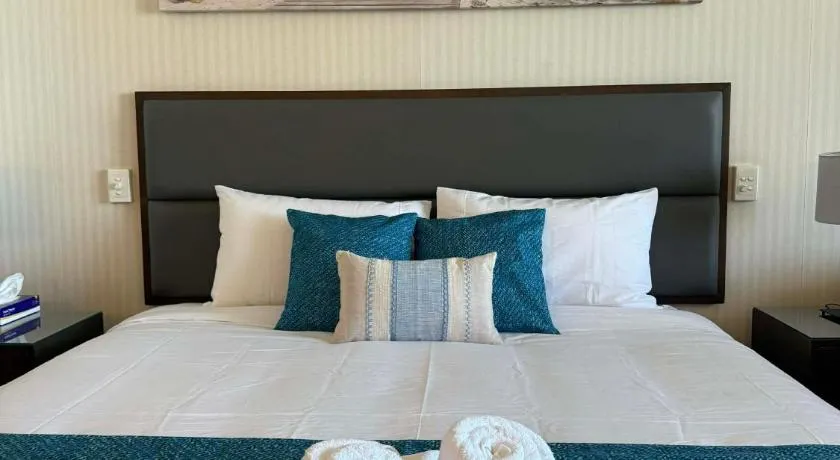 Privately Owned Hotel Room in Oaks Hotel - Image 1