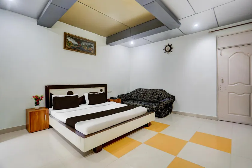 Collection O Nandanpura Sipri Bazar Formerly Hotel Highway Jhansi - Image 1
