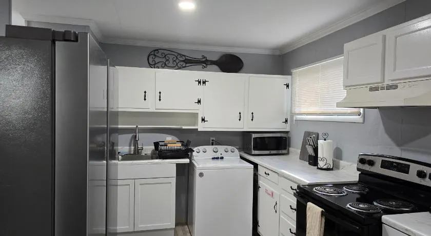 Cozy Haven in Hampton Roads Near Beaches, Military Bases & Historic Sites - Image 1