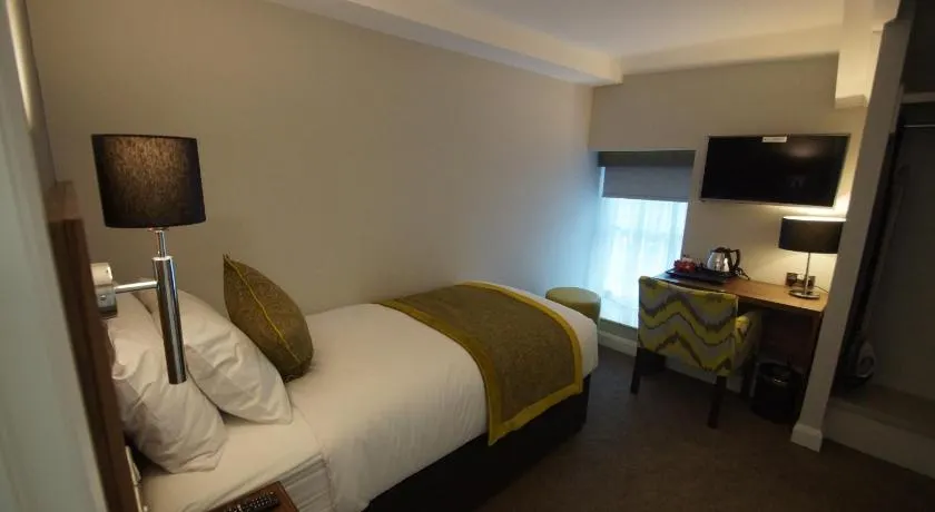 New Park Hotel - Image 1
