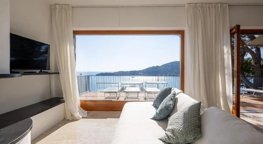 Exclusive designer apartment Facing Palmaria Island Spacious scenic terrace Bright Modern Interiors Fully equipped kitchen Air conditioning Private parking Up to 6 guests - Image 1