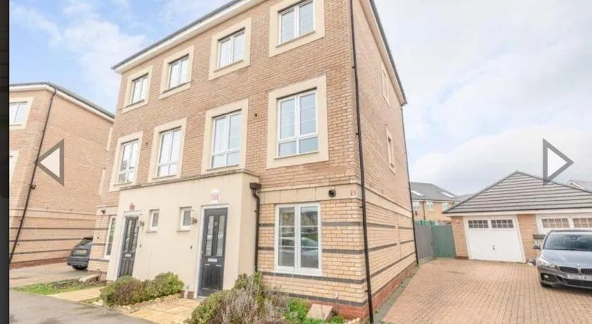 Kings Reach Slough nr Legoland and Ascot Stylish Homely House Sleeps Eight - Image 1