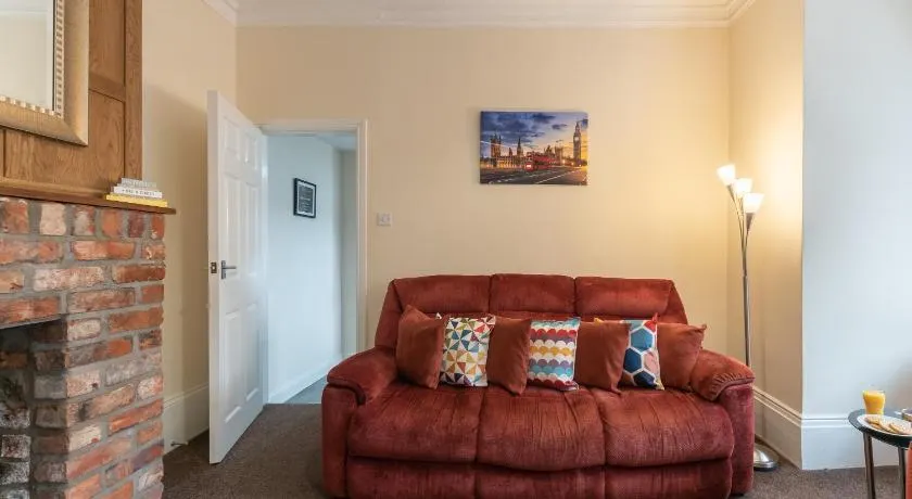 Thy Grace 3 Bedroom 2 Shower Room Central Location- Newland Ave - Image 1