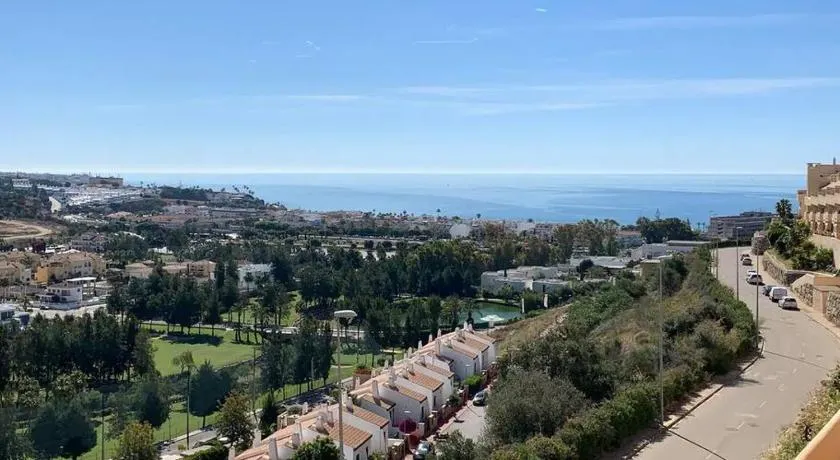 Appartement entièrement équipé avec internet haut débit, terrasse et piscine | Vue plage | Adapté au travail à distance - Image 1