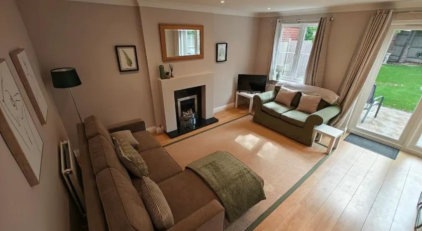 Modern 3 Bedroom house, free parking, town centre - Image 1