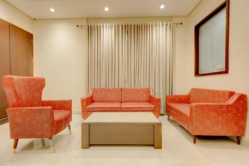 Collection O Ovel Hotel Grand - Image 1